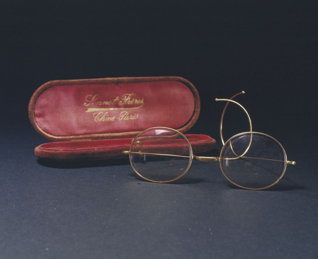 图片[1]-Gold wire glasses-China Archive